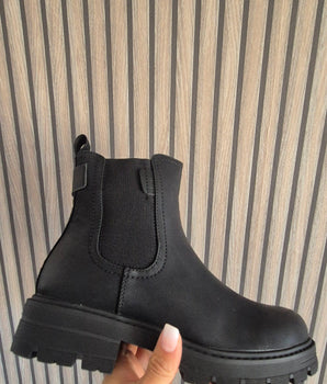 Halfhoge chelsea boots in zwart